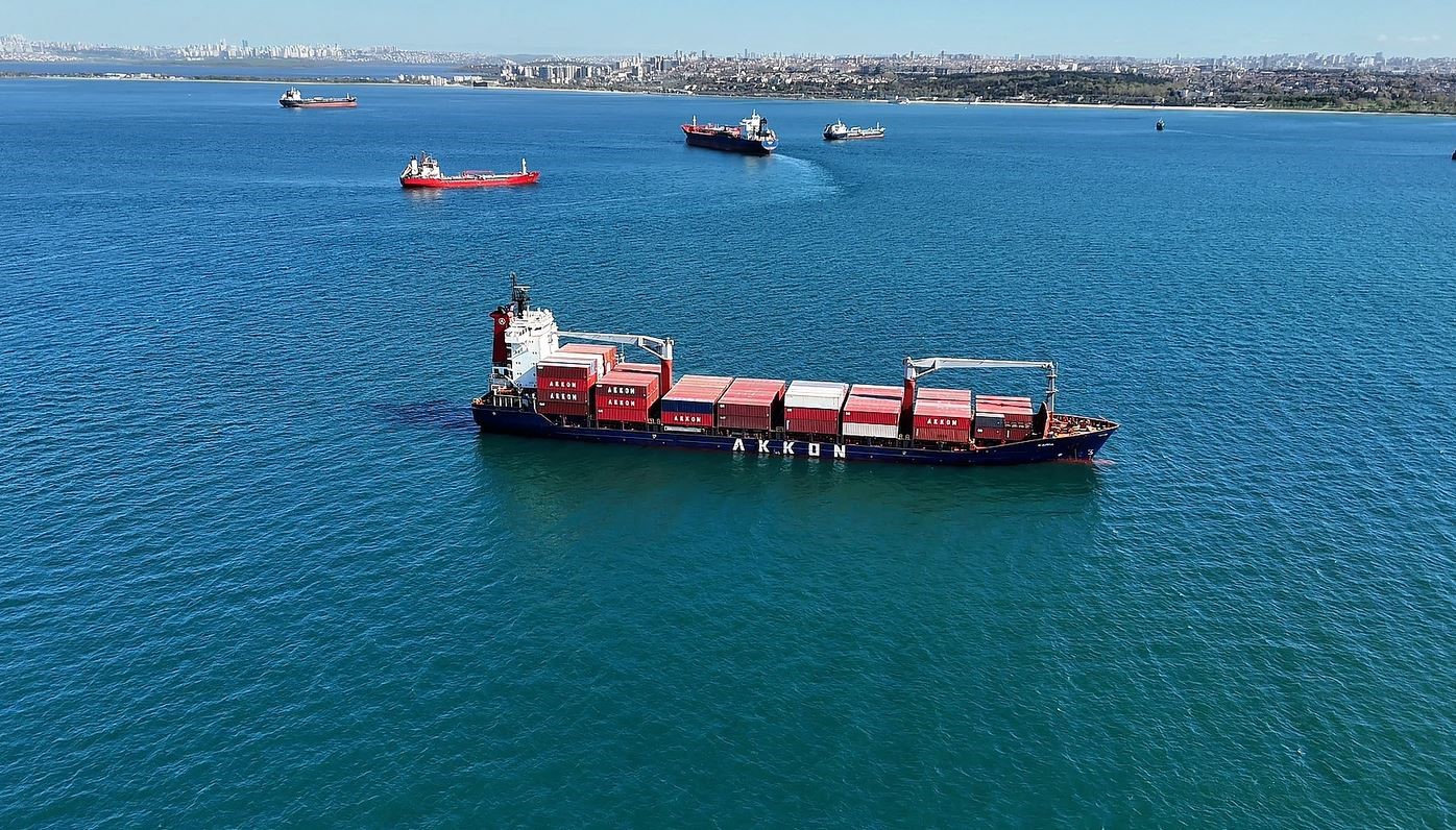 Yalılara metreler kala karaya oturan gemi havadan görüntülendi
