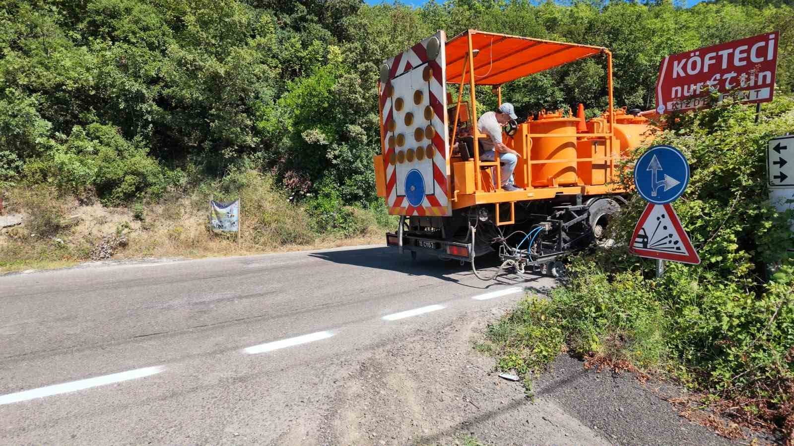 Yalova’da köy yollarında çizgi ve boyama çalışmaları sürüyor
