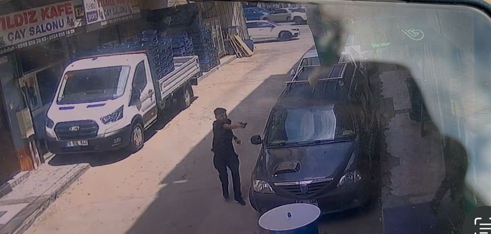 Yan bakma yüzünden silahla böyle vurdu...Olay anı hem vatandaş hem güvenlik kamerasına yansıdı
