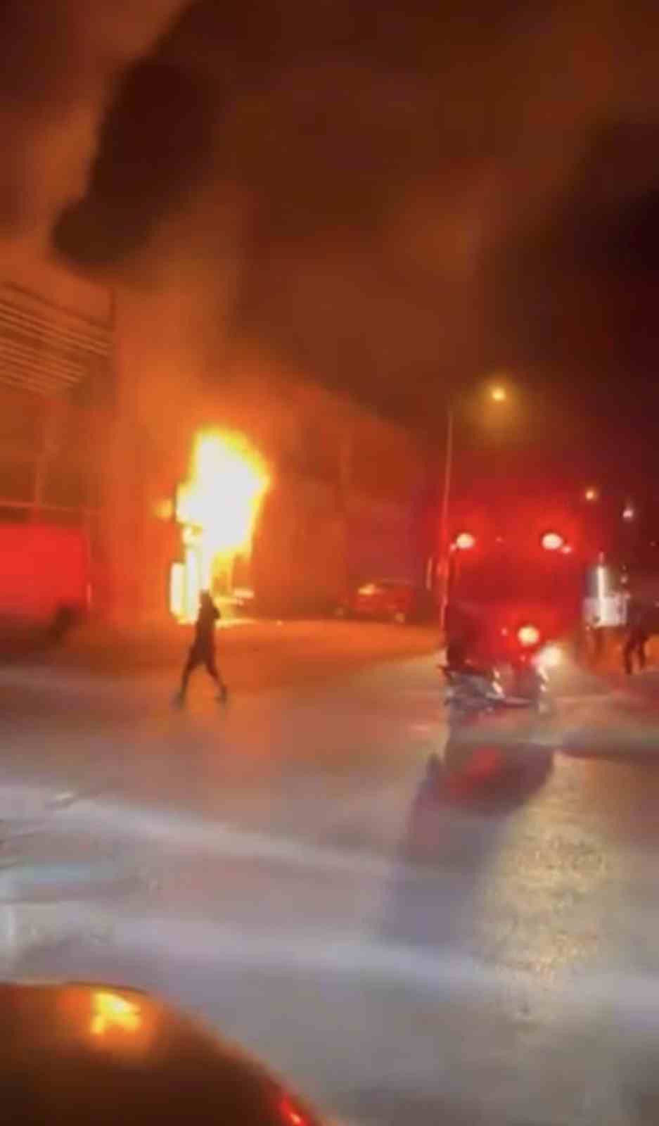 Yangına müdahale ederken yüksekten düşen itfaiye eri tedavi altında
