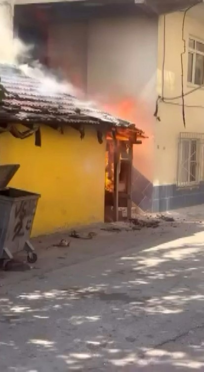 Yangına vatandaş müdahalesi kamerada
