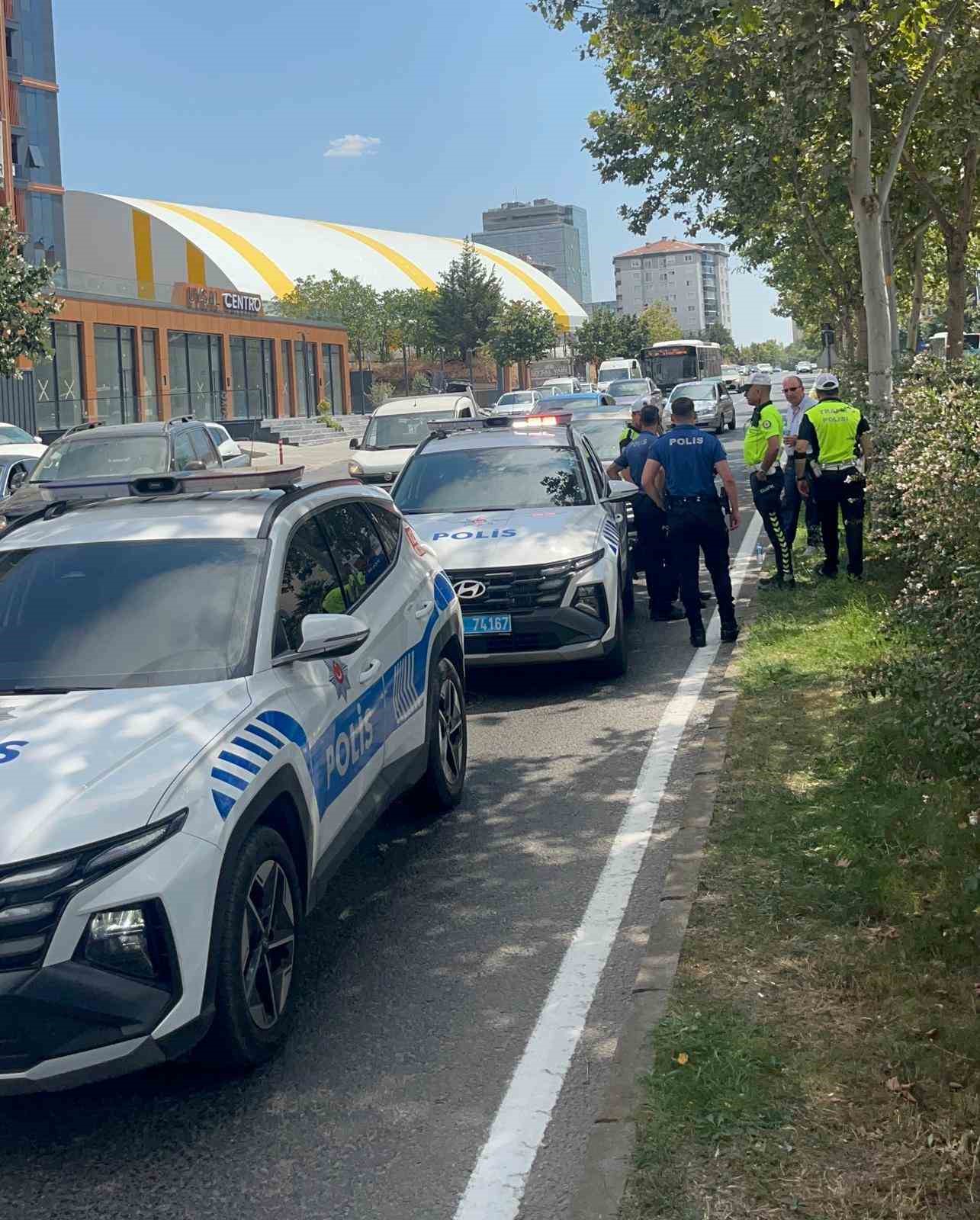 Yayalara yol veren polis aracına otomobil çarptı: 1 polis yaralı
