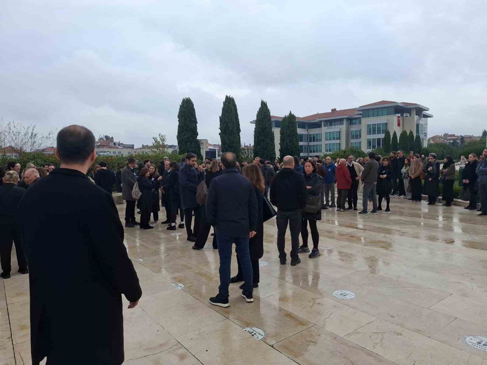 Yazar Cem Akaş son yolculuğuna uğurlandı
