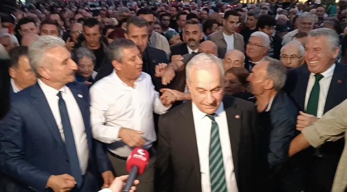 Yeni Parti Genel Başkanı Özel’in söylediklerinden çok yaptığı hareketler ve girdiği diyaloglar ses getirdi
