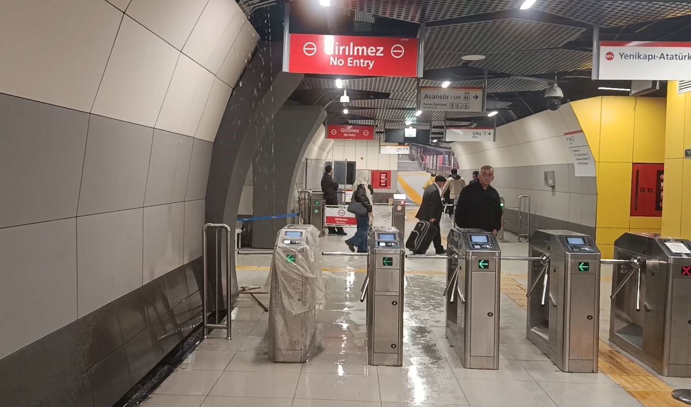 Yenibosna Metrosu’nun tavanından su sızmaya başladı
