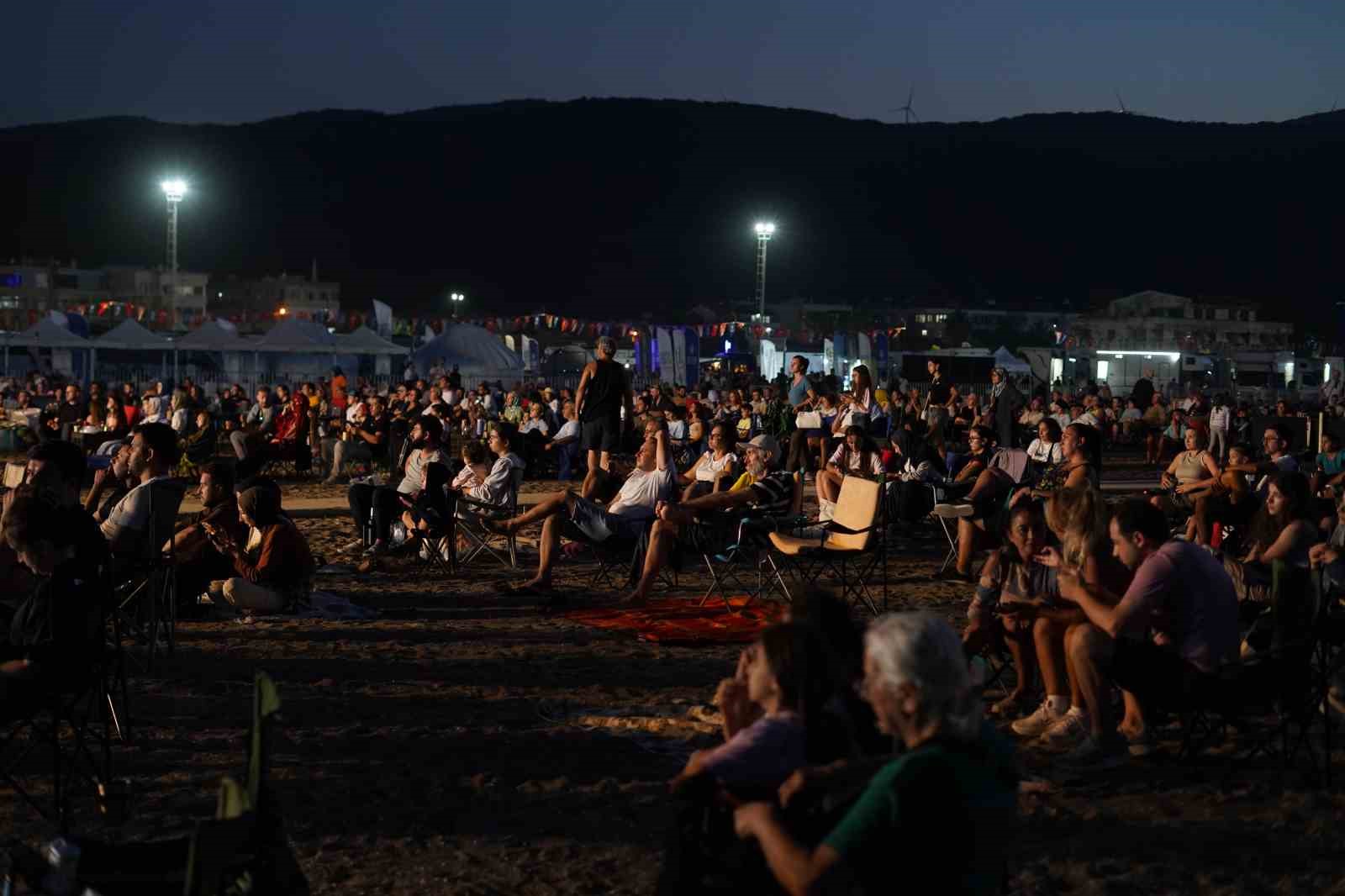 Yeniköy Sahili’nden gökyüzüne çevre mesajı: 25 bini aşkın kişi Perseid Meteor Yağmuru’nu izledi
