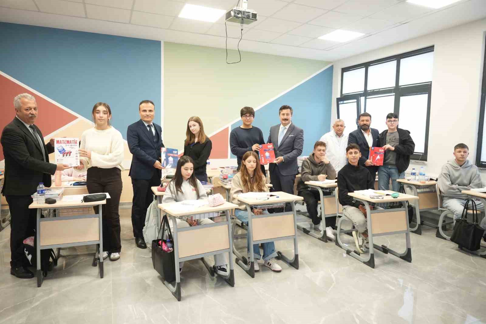Yenişehir’de üniversite adaylarına 3 bin kitap desteği
