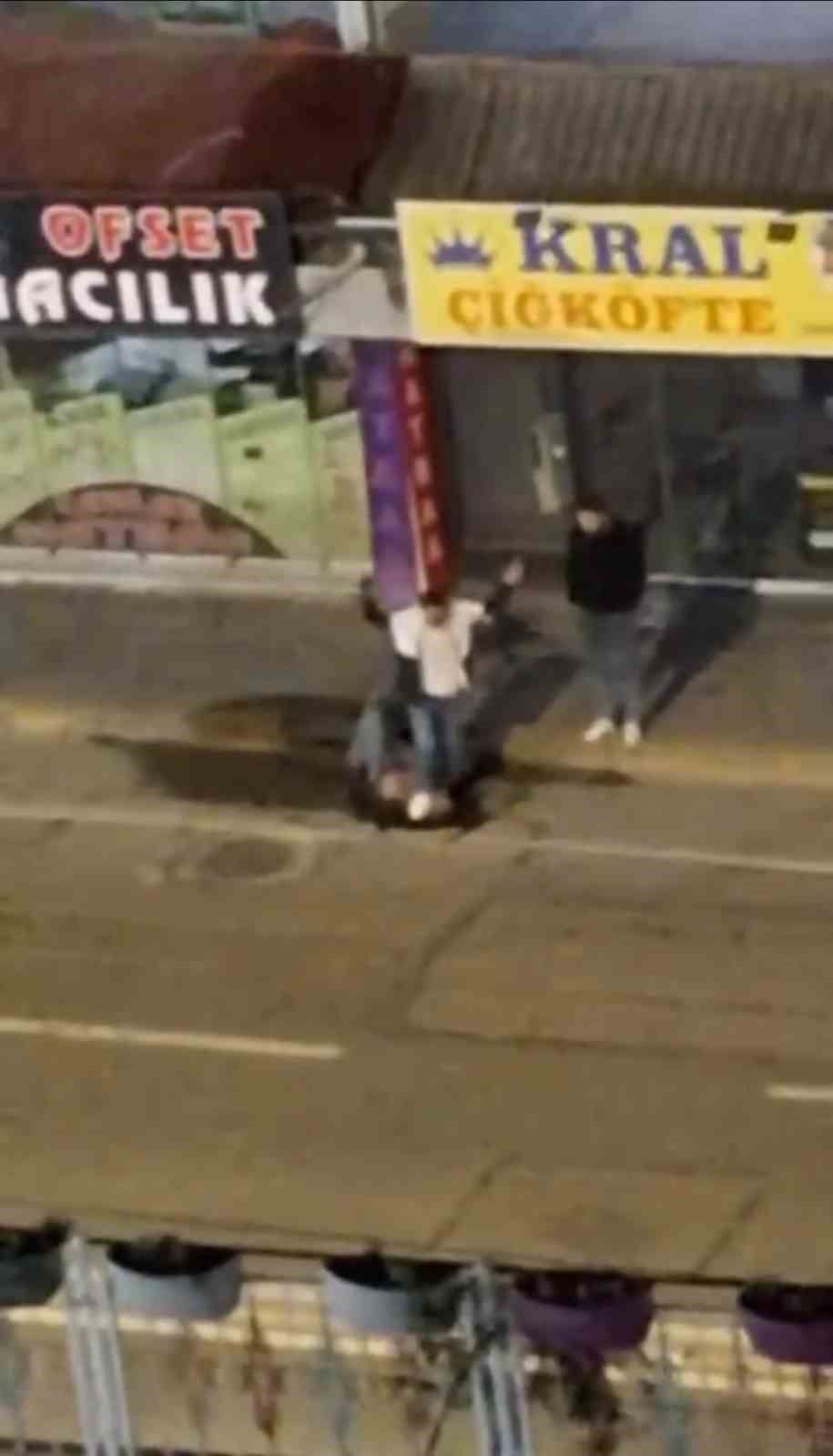 Yerdeki kişinin yüzüne ayağıyla bastı: Şiddet anları kamerada
