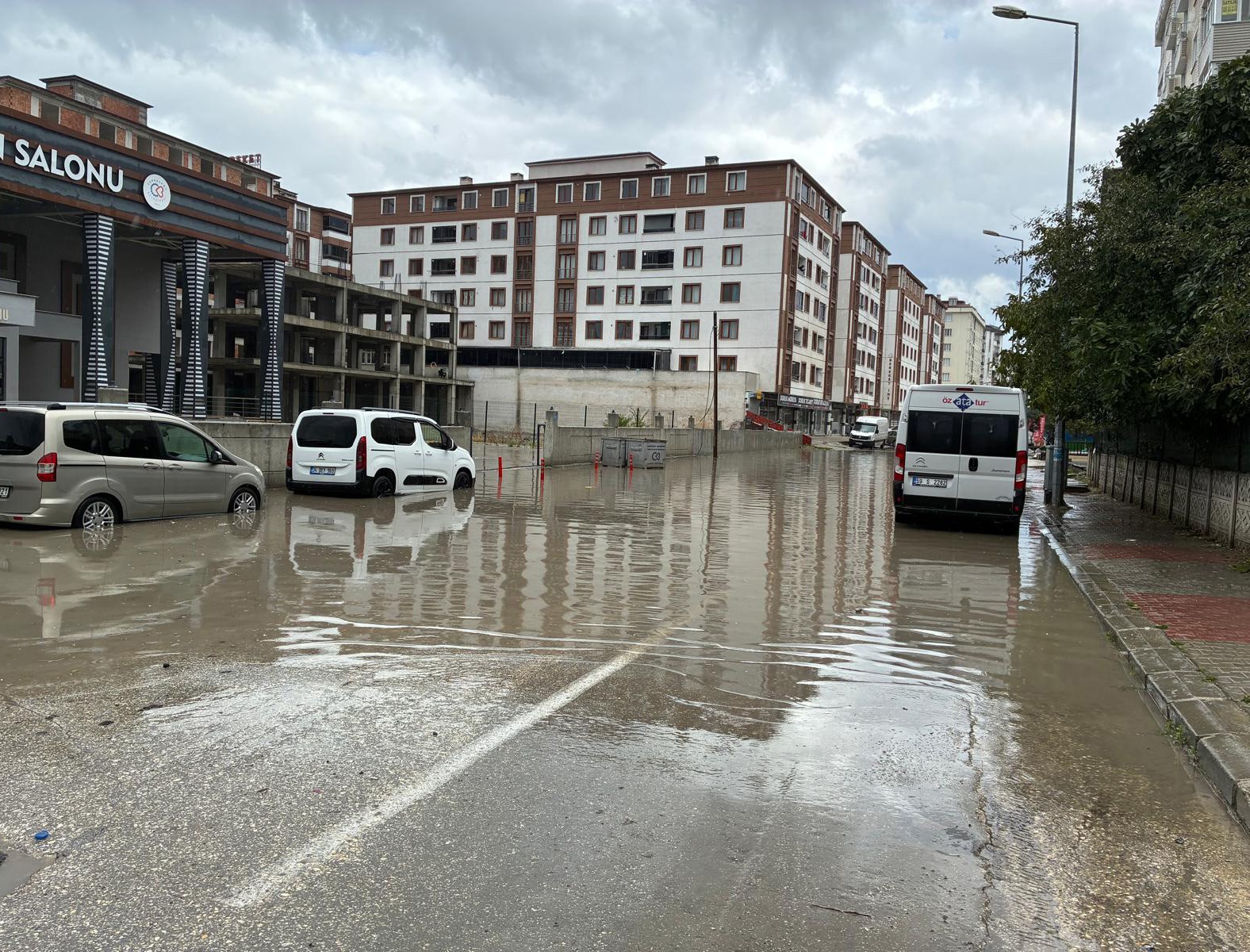 Yol göle döndü, sürücüler yön değiştirdi
