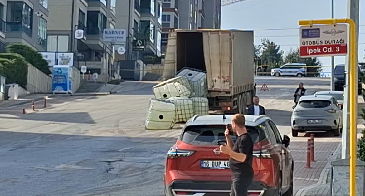 Yola dökülen asit mahalleyi kapattırdı
