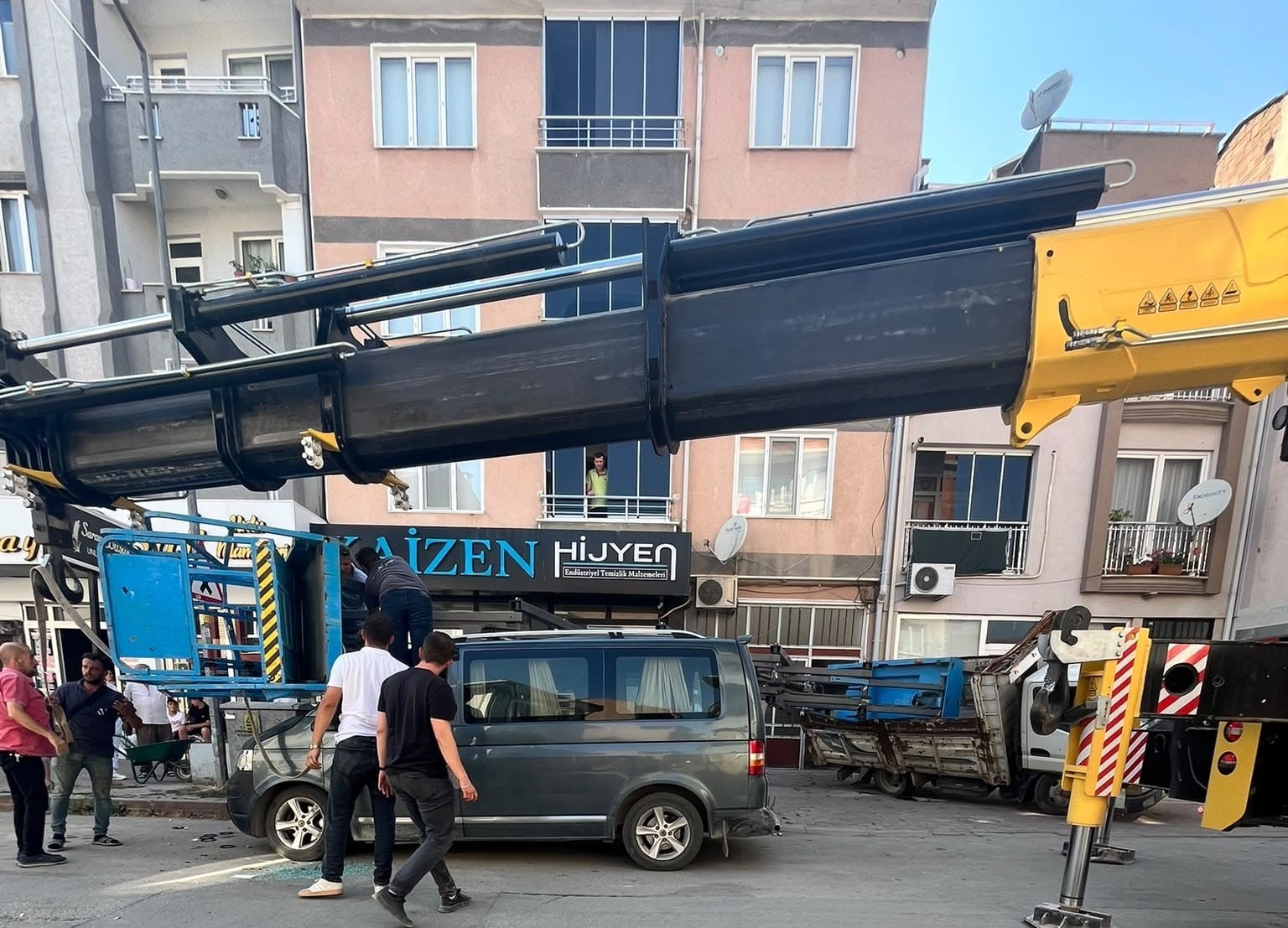 Yük asansörü minibüsün üzerine devrildi
