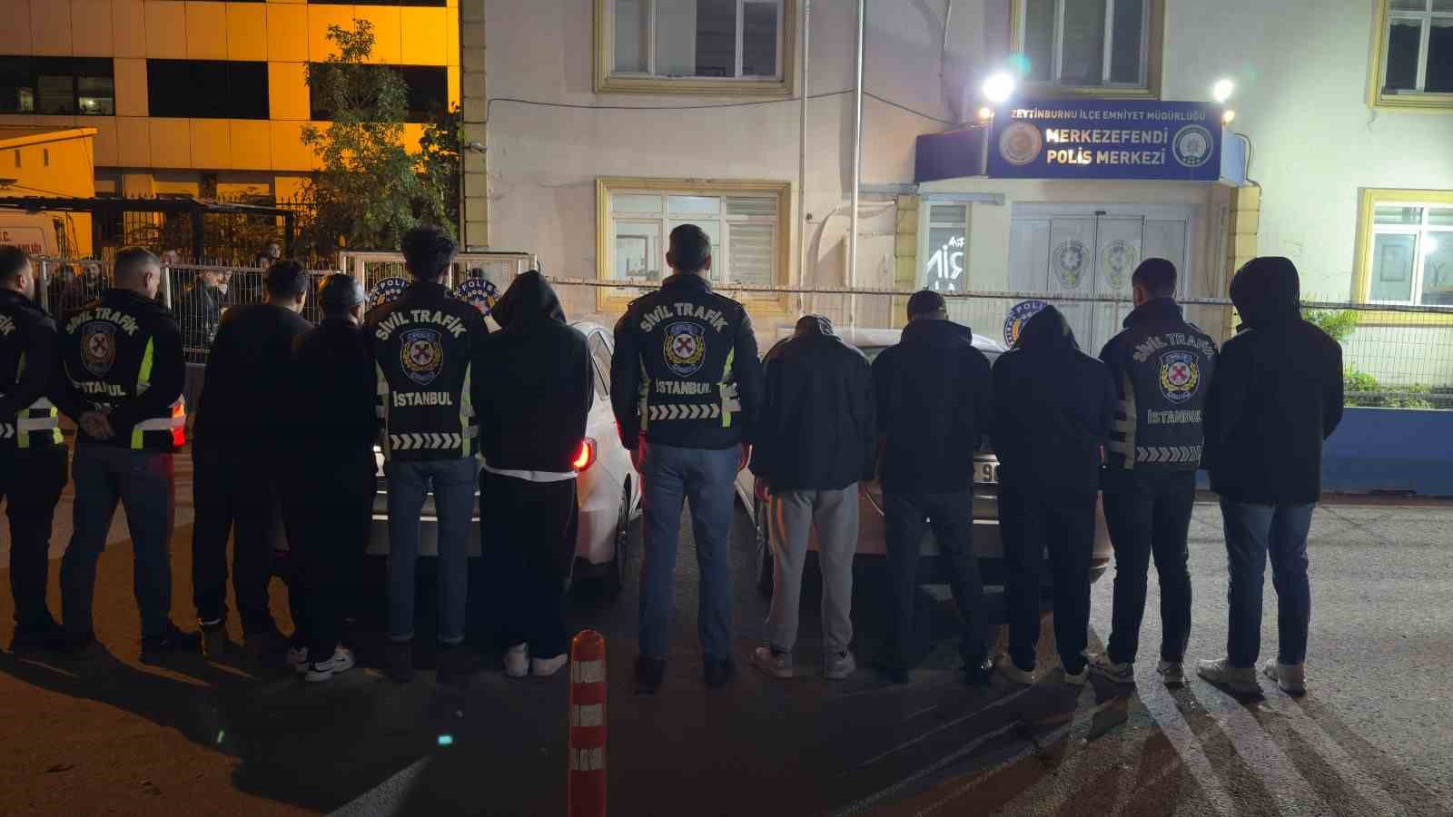 Zeytinburnu’nda trafikte araçlarından inip kavga ettiler
